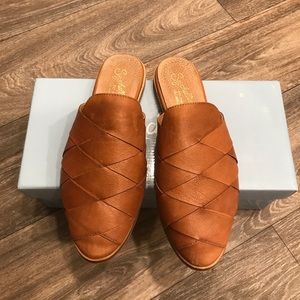 Seychelles survival woven tan mule flats 7.5… **Box is not included